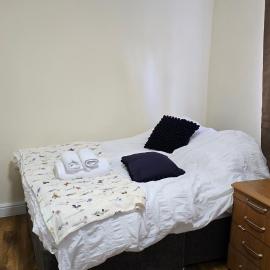 Central 1 Bed Apartment - Sleeps 2 with Wifi