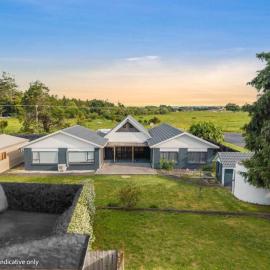 6 bedrooms Spacious Coastal Retreat, hotel in Waiau Pa