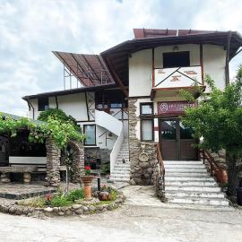 Арт Спектър Камп, viešbutis mieste Bratsigovo