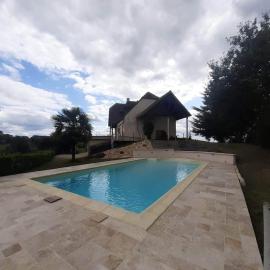 Viesnīca Maison de campagne au calme avec piscine pilsētā Allassac