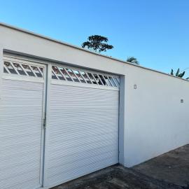 Casa com ampla área externa de lazer