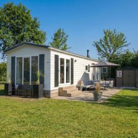 'Langs de Kleine Haven', Sfeervol Chalet op 5 Sterren Vakantiepark De Kuilart, khách sạn ở Koudum