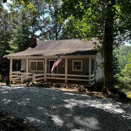 The Fox Den, A Rustic Log Cabin near GSMNP & NNF
