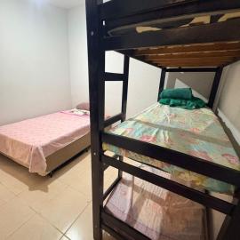Casa de fundo aconchegante 4 solteiros ou 5 se 2 pessoas na casal, hotel a Campinas