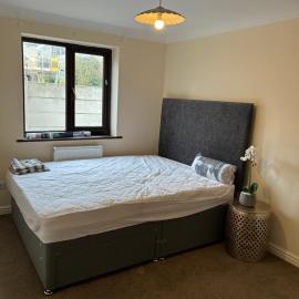 Stylish 2-Bed Apartment with Parking, hotel in Cambridge