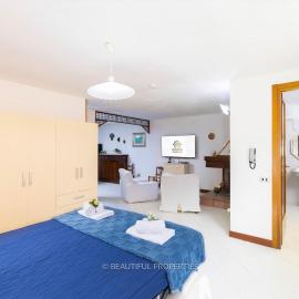 Room with kitchen & free parking 100 m from the sea, hotel en Quartu Sant'Elena