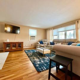 Cozy Room Near BU, UHS, Lourdes Queen Bed Office
