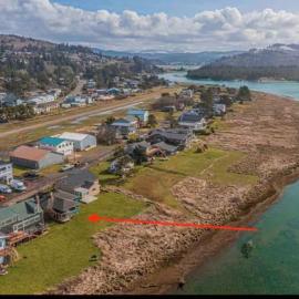 Nestucca Riverfront Bungalow, hotel di Pacific City