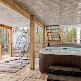 Luxury Poconos Retreat-Hot Tub-Theater-Fire Pit-Deck with Enclosure، فندق في Cresco