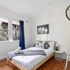 Stylish Double Room - Seconds to Transport & Shops - Shared Bathroom, hotel in Killara