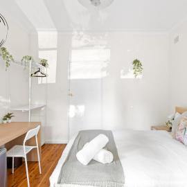 Courtyard Double Room - Next to Transport & Shops in Killara - Shared Bathroom, hotel in Killara