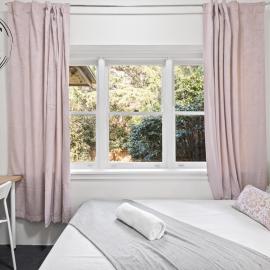 No Frill Affordable Single Room - Seconds to Transport & Shops - Shared Bathroom, hotel in Killara