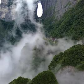 Zhangjiajie Riverside Grand Hotel-River view nearby - River view nearby - English-speaking service -Free breakfast - 5-min drive to Tianmen Peaks Cable Car