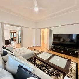 72 Cobra Street House โรงแรมในดับโบ