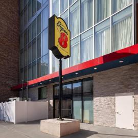 Super 8 by Wyndham Bronx Near Stadium، فندق في برونكس