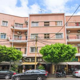 Stairway - Cozy Studios In Mar Mikhael, hotel in Al Mudawwar