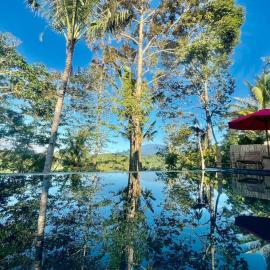 Pondok Is Oke Family Private Room - 2 Bedroom Infinity pool, hotel in Banyuwangi