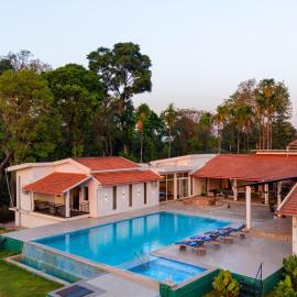 ELIVAAS, Tranquility, Coorg 5BHK Pet-Friendly Villa with Pool, Jacuzzi & Terrace, Hotel in Kutta