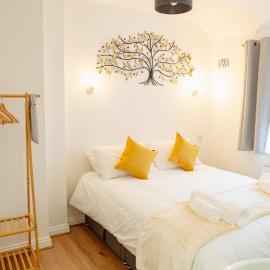 Modern 2 bed Bromley House