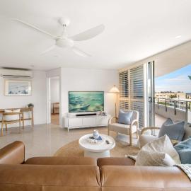 Salt & Sky - Stylish Apartment with Pool & Spa