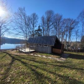 Petite maison vue sur Lac de la Triouzoune Neuvic, Hotel in Neuvic