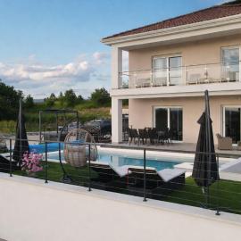 Entire Vacation Home - Heated Pool,Jacuzzi & Sauna, hotel in Grimalda