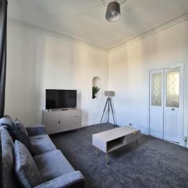 Modern Top Floor 2BR apartment
