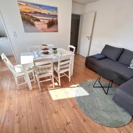 Vier Nordlichter - Große Ferienwohnung mit Dachterrasse 3 Schlafzimmer Bensersiel, Hotel in Bensersiel