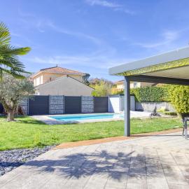 Superbe Villa, 4 chambres, parking, garage et piscine, hotel u gradu Žena