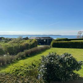 70S Holiday Home With Views Over The Sea