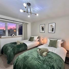 Stylish 2 Bed House - Sleeps 4 - Free Parking - Near HS2 & Drayton Manor, מלון בWilnecote