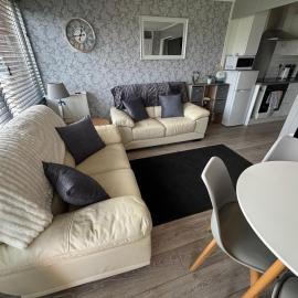 58, Two bed chalet on Sund0wner Holiday Park - Sleeps 4, pet friendly - Free WiFi plus electricity all included - Entertainment options close by, hotel din Hemsby