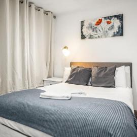 Central Manchester Family-Friendly Home with Free Parking and Workspace