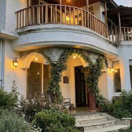 Miraya by ARK, A Mountain Cottage & Artist's Abode, hotel in Bhīm Tāl