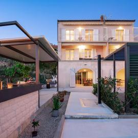 Holiday home with several apartments, a pool, sea views and a barbecue near Split