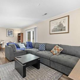 Cozy 2BR - Condo -Near Zoo - Fast WiFi -Garage, hotell sihtkohas Fort Wayne