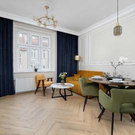 Elegant Apartment with a Work Space Close to the City Center by Noclegi Renters