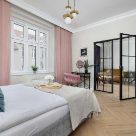 Elegant Apartment with a Work Space Close to the City Center by Noclegi Renters