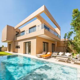 Villa Blanca heated pool and cooker