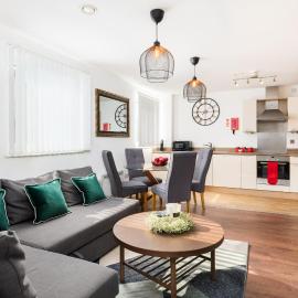 The Bell Suite by Prime Stays - Stylish 2 Bedroom in City Centre With Balcony & Gated Parking, hotel in Birmingham