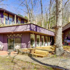 Walk to Beaver Lake! 'The Cavehouse' w/ 4 Decks, hotel in Garfield