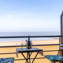 Casiola - Beautiful spacious studio with frontal sea view, hotel a Knokke-Heist