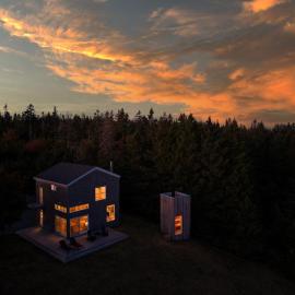 The Beach Barn & Cedar Sauna, hotel in Kingsburg