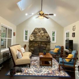 Charming Rustic Stone Cottage, Hotel in Middletown