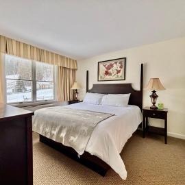 Ski in-out, Slope and Pool Views 1BR at Country Inn, Hotel in Hancock