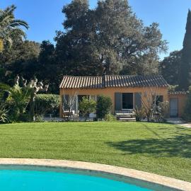 Cabanon indépendant tout confort avec terrasse et accès piscine
