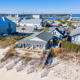 The Turtle's Nest- Oceanfront Cottage - Hot Tub - Dog Friendly