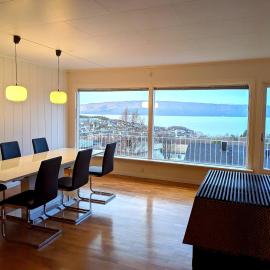 Aurora Fjord View Escape Narvik garden sleeps 10, hotell i Narvik