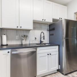Pet-Friendly 2BR Near Edgewater with Parking, hotel in Lakewood