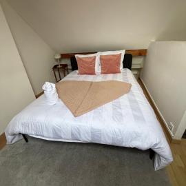 Homewood - entire property for 6 people - 4 adults maximum - in village 10 min from Disneyland Paris & TGV RER A, hotel in Montry